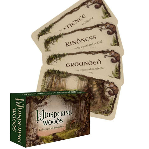 Kortų rinkinys Whispering Woods su žaliu dėklu ir išskleistomis gamtos iliustracijomis, matomas iš priekinio kampo