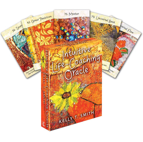 Orakulo kortos Intuitive Life-Coaching (Kelly T. Smith) — oranžinė dėžutė priekyje ir išskleistos spalvotos kortos, pabrėžiant dėžutės dizainą ir kortų variantus