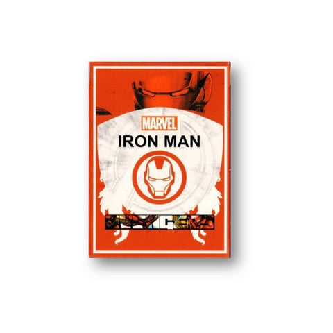 Iron Man kortų dėžutė iš Marvel, ryškiai raudona priekinė pakuotė su herbo logotipu ir stilizuotu šarvu