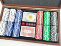 Pokerio žetonų rinkinys medinėje atidarytoje dėžutėje su baltai, mėlynai, raudonai, žaliai ir juodai spalvotais žetonais, dviem kortų kaladėmis, kauliukais ir Big Blind žetonu