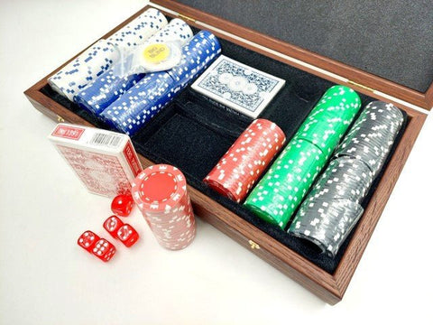 Pokerio žetonų rinkinys su mediniu dėklu, penkių spalvų žetonais, kortomis ir raudonomis kauliukėmis, matomas iš viršaus