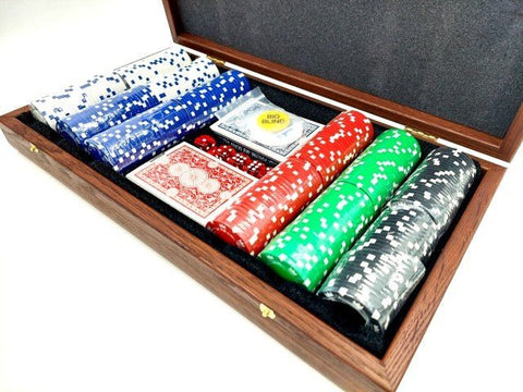 Pokerio žetonų rinkinys atidarytame mediniame dėkle su kelių spalvų žetonais, dviem kortų kaladėmis ir kauliukais