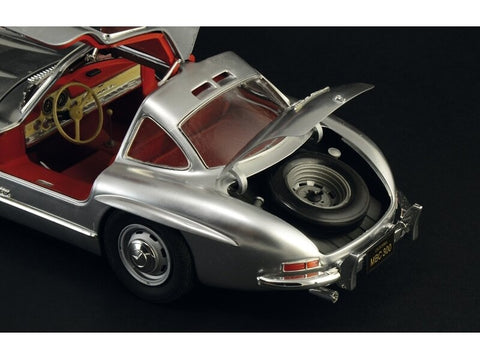 Italeri Mercedes-Benz 300SL W198 Gullwing 1/16 plastikinis surinkimo rinkinys