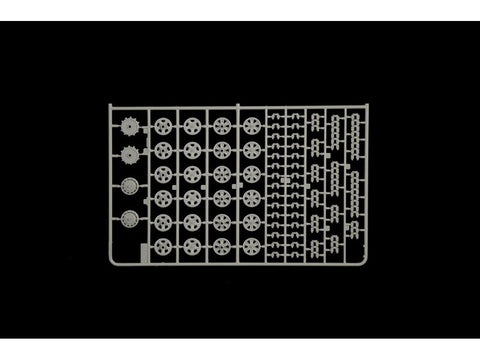 Italeri Sd.Kfz.10 Demag D7 su 7,5 cm leIG 18, įgula, 1/35 plastikinis modelis
