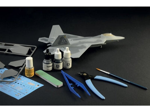 Italeri F-22 Raptor dovanų rinkinys 1/72 su dažais ir klijais