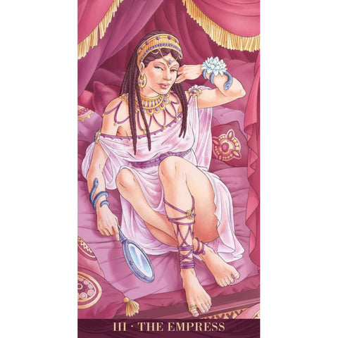tarot korta Imperatorienė: pilnai matoma rožinė iliustracija su valdovės poza, veidrodžiu, auksiniais papuošalais ir lovos uždanga