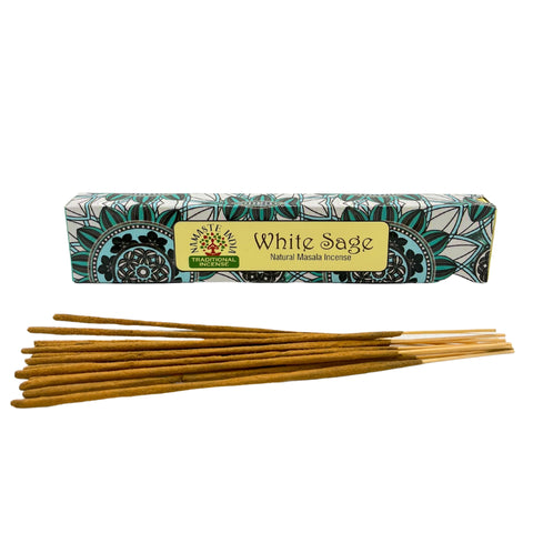 Smilkalai White Sage Namaste India: natūralūs ilgi lazdelių rinkinys, išdėstyti prieš turkio ir juodo ornamentuotą dėžutę