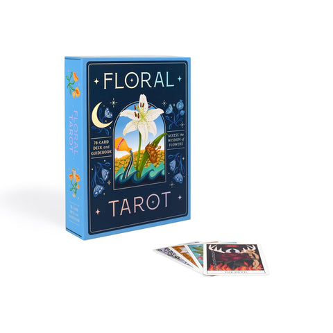 Tarot kortos Floral: mėlynas dėklas su lelijos iliustracija matomas iš priekio, šalia fanuotos kelių kortų atraižos