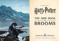 Harry Potter knyga The Mini Book of Brooms, priekinis kreminis viršelis su Harry ant šluotos snieguotame kalne, Insight Editions