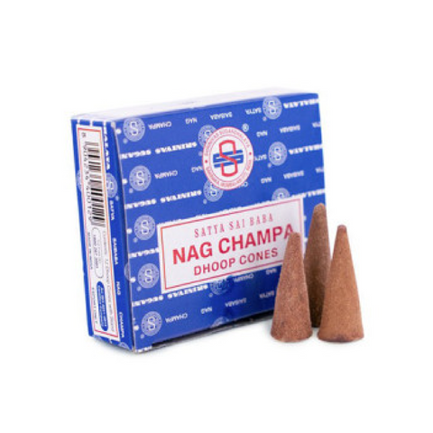Nag Champa dhoop konai Satya Sai Baba mėlynoje dėžutėje, trys rudi kūgeliai stovintys prie pakuotės iš arti