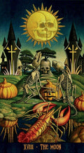 tarot korta Mėnulis su gotiška iliustracija: saulė‑kaukolė, skeletai, moliūgai ir didelis omaras