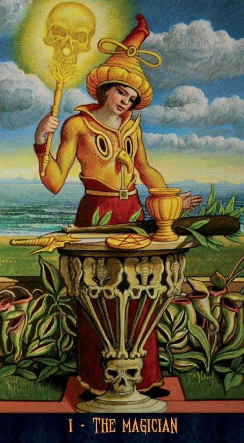 Tarot korta Magas, pilna kortos priekinė iliustracija su auksiniu švytinčiu stabu, kaukole ant pjedestalo ir pentakliu