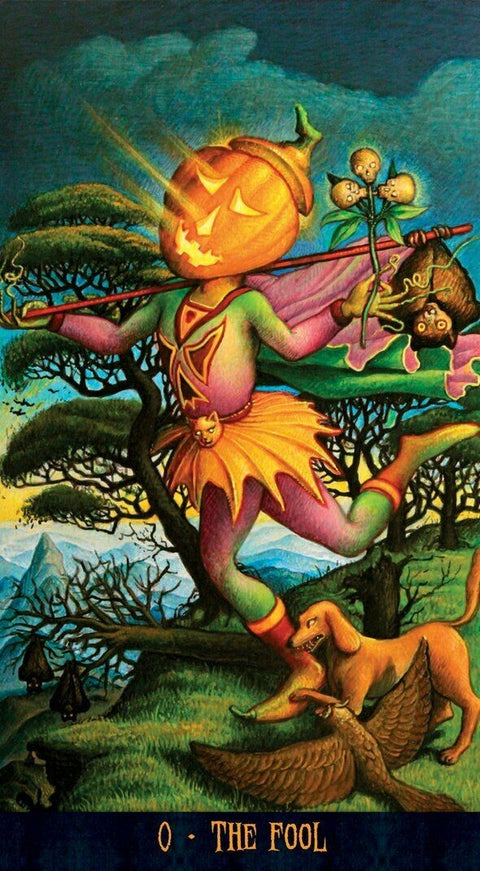 tarot korta The Fool — spalvinga vertikali iliustracija su moliūgo galva ir žaliomis bei oranžinėmis detalėmis, unikalus variantas