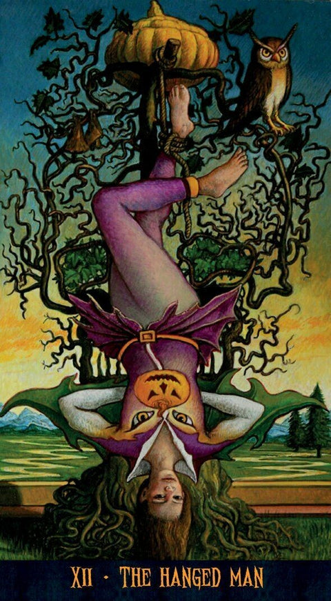 tarot korta Pakabintas žmogus — apversta figūra purpuriniais drabužiais su moliūgo kauke, medžio šakos ir pelėda