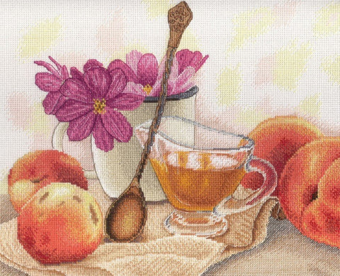 stiklinis arbatos puodelis su gintarine persikų arbata ant lino servetėlės, šalia natūralių persikų ir ryškių violetinių gėlių, estetiškas stalo dekoratyvus variantas