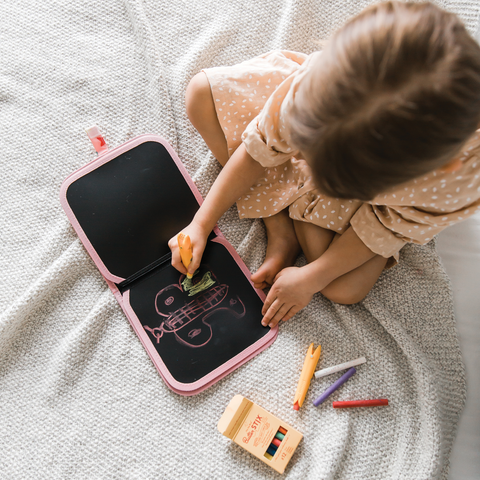 Jaq Jaq Bird daugkartinė piešimo knyga – Vienaragis, nedulkančios kreidelės