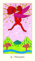 Tarot korta Mylėtojai, ryški iliustracija (Nr. 6, Major Arcana) su raudonomis figūromis, violetiniais sparnais ir žalios spalvos kalnų fone