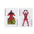 Kortos su Deadpool tematikos džokeriais — dvi baltos kortos: kairėje skaitantis herojus ant dėžės, dešinėje šokantis su boombox