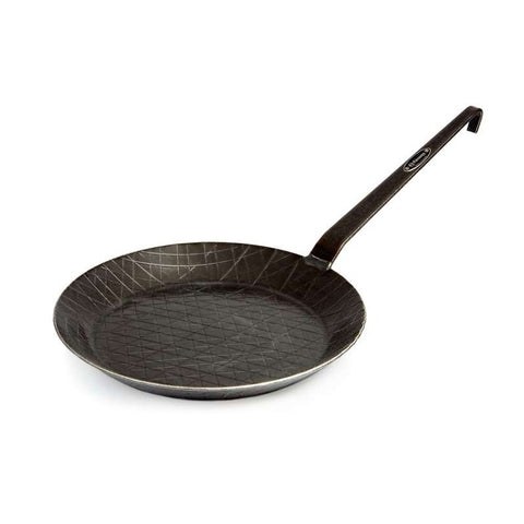 Keptuvė anglinio plieno juoda, 24 cm skersmens, ilga plieninė rankena ir rombinio rašto kepimo paviršius, šoninė perspektyva.