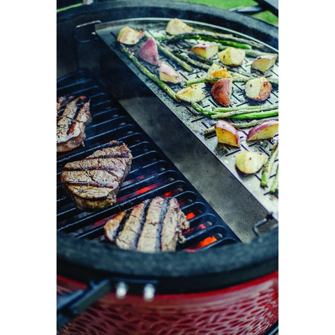 Kamado kepsninė su dviejų lygių grotelių ir keptuvės plokšte, parodyta kepant steikus ir keptas daržoves
