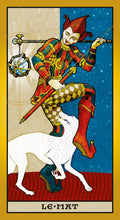 tarot korta Le Mat su spalvingu juokdariu raudonais batais ir baltu šunimi, pilnas kortos priekinis dizainas