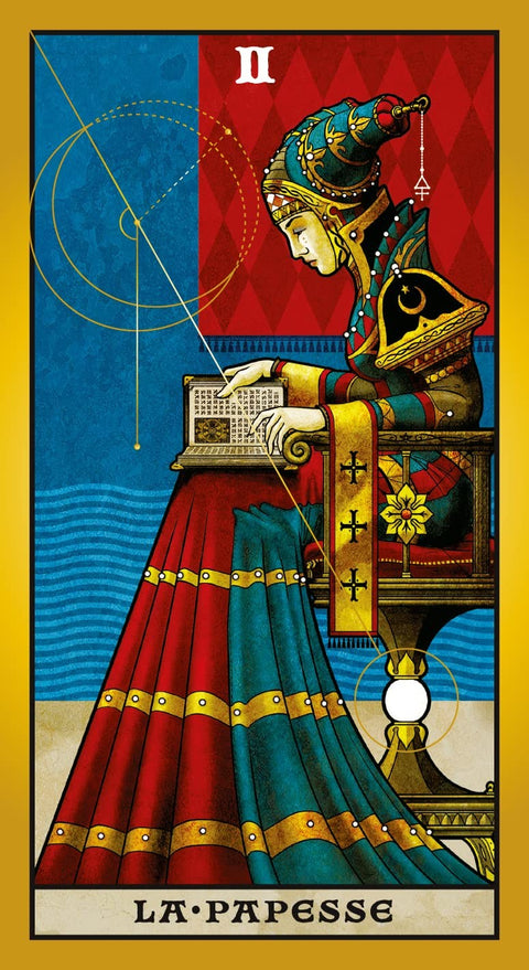 Tarot korta Popiežienė, vertikali pilno dydžio iliustracija su raudona ir žalsva suknele, auksiniais akcentais ir rombų raštu fone