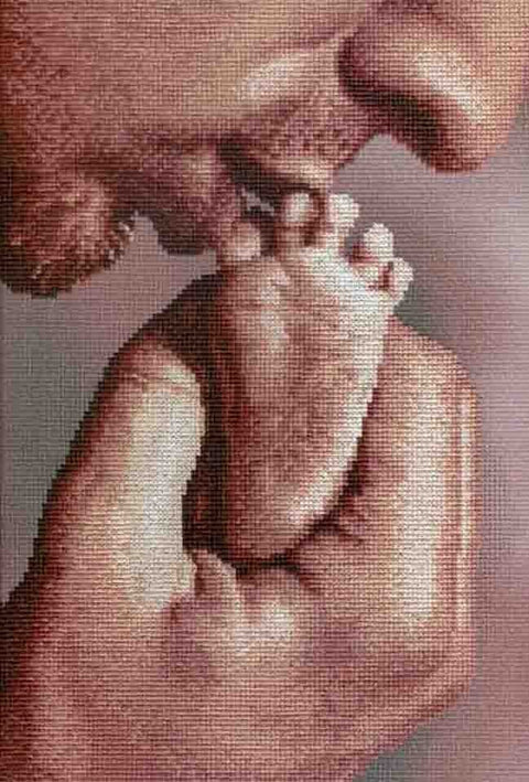 Drobė su švelniais rožiniais ir smėlio tonais, artimų planų kompozicija: tėvo bučinys kūdikio kojytei, intymus akcentas