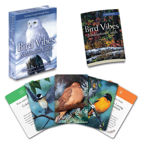 Meditacinės kortos Bird Vibes su mėlynu dėklu, pridedamu vadovu ir trimis spalvotomis paukščių iliustracijomis, rodoma komplekto prezentacija