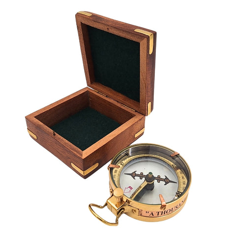 Žalvarinis kompasas su lupa žemėlapiams medinėje dėžutėje keliautojui