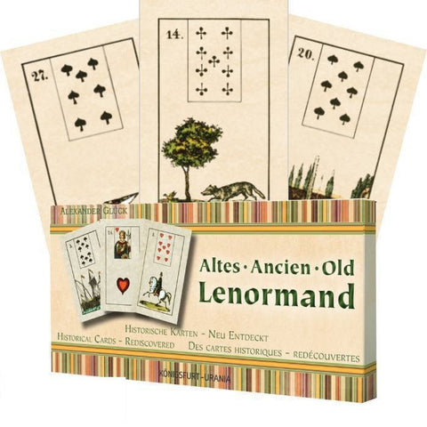 Lenormand kortos Old Lenormand dėžutėje (Königsfurt‑Urania), priekinis dizainas su trimis išskleistomis kortomis fone