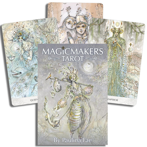 MagicMakers Tarot kortų rinkinys Paulina Fae, pilkai pastelinė dėžutė priekyje ir trys fanuotos iliustruotos kortos (Karalienė, Imperatorius, Kvailys), matomas kortų dizainas
