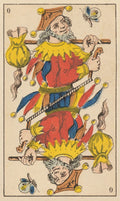 Tarot korta Marseilio karalius su lazdomis, spalvota dvipusė iliustracija su raudonais ir geltonais akcentais, išskirtinė senovinėje stilistika