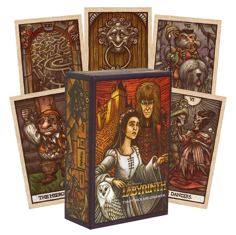 Tarot kortos Labyrinth komplektas su tamsiai oranžine dėže ir penkiomis atidengtomis kortomis, rodoma dėžės priekinė pusė