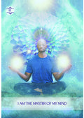 Meditacinė kortelė mėlyna–turkio, priekinis planas su medituojančiu vyru, švytinčiomis sferomis ir afirmacija I AM THE MASTER OF MY MIND