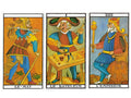 Tarot kortos – trijų Marseille Arkana kortų priekiai su ryškiomis geltonomis, mėlynomis ir raudonomis iliustracijomis, parodo dizainą ir detalumą