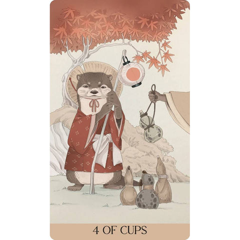 Tarot korta 4 of Cups: ruda japoniško stiliaus iliustracija su gyvūno personažu raudoname kimone, žibintu ir kalabomis