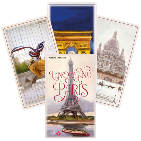 Lenormand kortų rinkinys de Paris – dėžutė priekyje ir trys iliustruotos kortos, parodytos išskleistos ir skirtingų variantų pavyzdžiai
