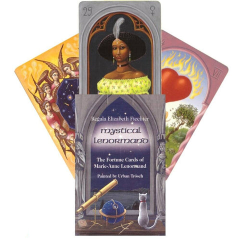 Lenormand kortos Mystical: dėžutė su teleskopu ir katinu bei trys spalvotos atvertos kortos, matomos širdis, moteris ir angelai