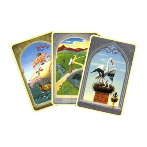 Lenormand kortų rinkinys — trys iliustruotos kortos (laivas, kelias, gandras) ryškiomis spalvomis ir auksiniu rėmu