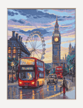 Paveikslas — rankų darbo kryželiu siuvinėtas Londono scena su raudonu dviaukščiu autobusu, Big Beno ir London Eye bei lietaus atspindžiais