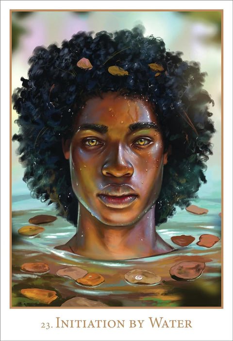 tarot korta Initiation by Water – portretinė korta su tamsia garbanota figūra ir auksinėmis akimis, plaukiančiais lapais vandenyje, iliustracinis variantas