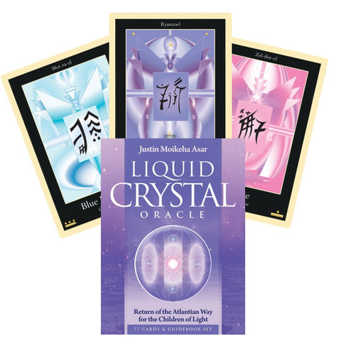 Liquid Crystal Oracle kortų rinkinys: violetinė dėžutė su 77 kortomis ir vadovu, priekyje trys mėlyna‑violetinė‑rožinė mėginio kortos