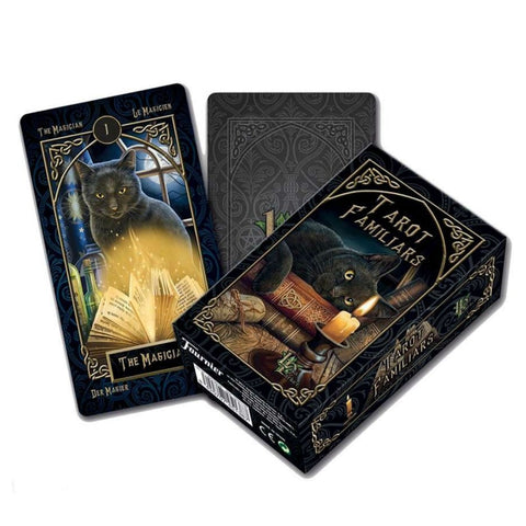 Tarot kortos Tarot Familiars, juoda dėžutė su juodu katinu ir atversta „The Magician“ korta matomos iš kampo
