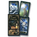 Tarot kortos „Tarot Familiars“ dėžutėje su juodu katinu ir žvake, pateikiamos keturiomis iliustruotomis kortomis