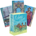 Lisboa Tarot kortų rinkinys Beth Seilonen, turkio spalvos dėžutė su Lisabonos iliustracija ir trys pavyzdinės kortos fone