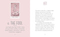 tarot korta The Fool rožiniame knygos lape su iliustracija ir raktiniais žodžiais, paaiškinanti naujus pradus ir kvietimą rizikuoti