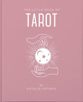 Tarot knyga, rožinis kietas viršelis su baltu rankų ir krištolinio rutulio iliustracija, aut. Katalin Patnaik