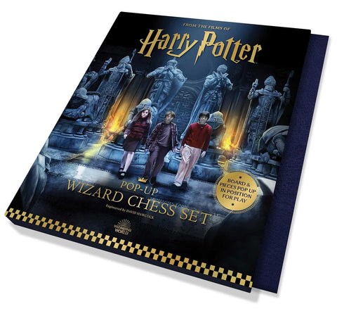 Šachmatų rinkinys Harry Potter, pop-up dėžutė su tamsiai mėlynu apvadu ir iliustracija, parodyta iš kampo