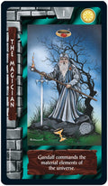 tarot korta The Magician (Gandalf) — mėlyna iliustracija su Gandalfu, lazda ir kalaviju ant uolos, stambus planas