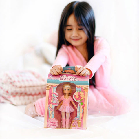 Lottie balerinos lėlė su tutu ir puantais – baleto pamokoms